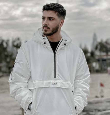 دانلود آهنگ یونا نوازش awr دانلود آهنگ یونا نوازش