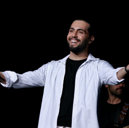 دانلود آهنگ حامیم اینهمه آدم Screenshot 2023 12 03 233742 دانلود آهنگ حامیم اینهمه آدم