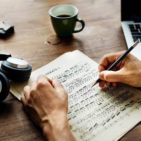 دانلود آهنگ عوضی مو چتری ریمیکس بیس دار Laptop and Sheet Music f9a77e34 دانلود آهنگ عوضی مو چتری ریمیکس بیس دار