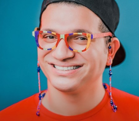 Screenshot 2024 05 01 185340 دانلود آهنگ معلم مهربان من از عمو امید