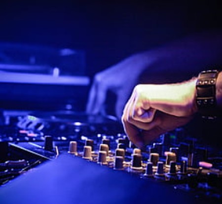 Screenshot 2024 09 23 220734 دانلود آهنگ مه سرگشته پریشانم ریمیکس تند بیس دار